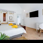 Stunning House With Rooftop And Pool By Lovelystay Casa vacanze