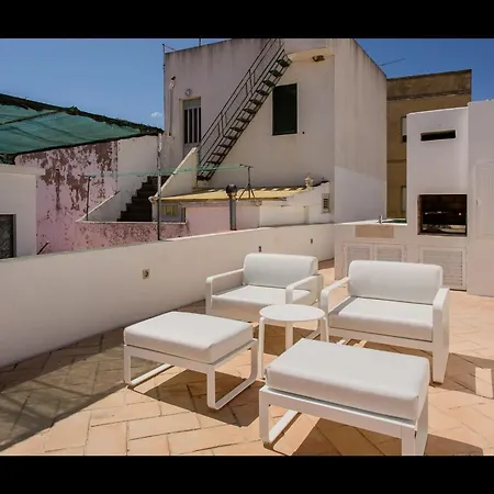 Hébergement de vacances Stunning House With Rooftop And Pool By Lovelystay