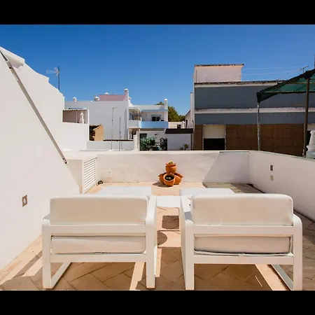 Stunning House With Rooftop And Pool By Lovelystay