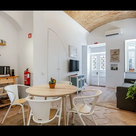 Stunning House With Rooftop And Pool By Lovelystay *