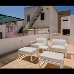 Nyaraló Stunning House With Rooftop And Pool By Lovelystay